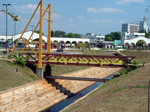 Uma das inmeras pontes que cruzam o canal
