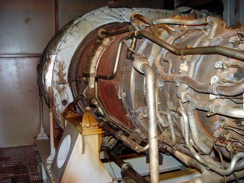 Vista interna do lado da turbina de uma TG, que na realidade  uma turbina de um DC-10 presa a um gerador de enrgia.