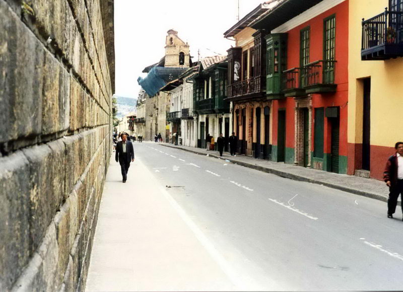 Rua histrica do centro de Bogot