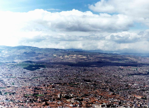 A cidade vista do alto, o morro se chama Mont Serrat