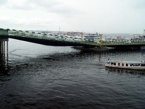 Vista de uma plataforma de embarque preparada para as 'mares' do rio