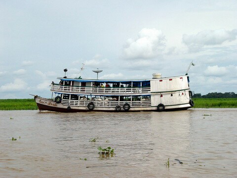 Barco vindo do interior para Manaus